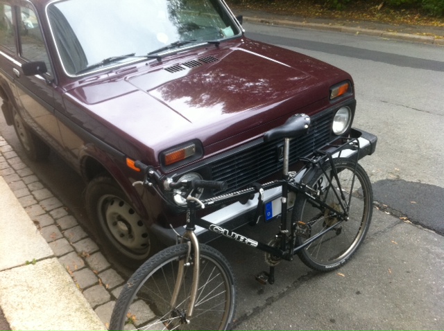 war einfach nix andres zum radansperren da...also lieh ich meinem freund den niva als radhalter